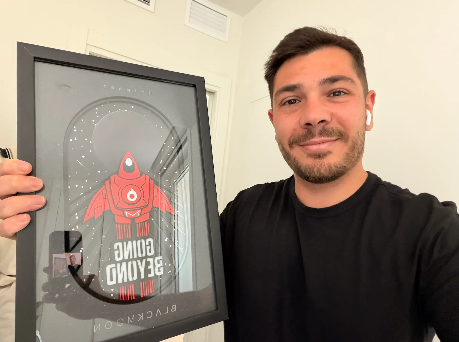 Javier Ávila con su premio Hotmart Black por superar un millón de euros de facturación con su proyecto